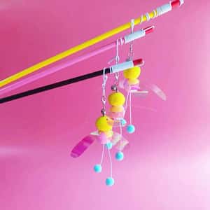 HelloDOG 貓玩具推薦：HelloDOG 玩具嚴選 彈力繩亮片逗貓棒 顏色隨機 1支